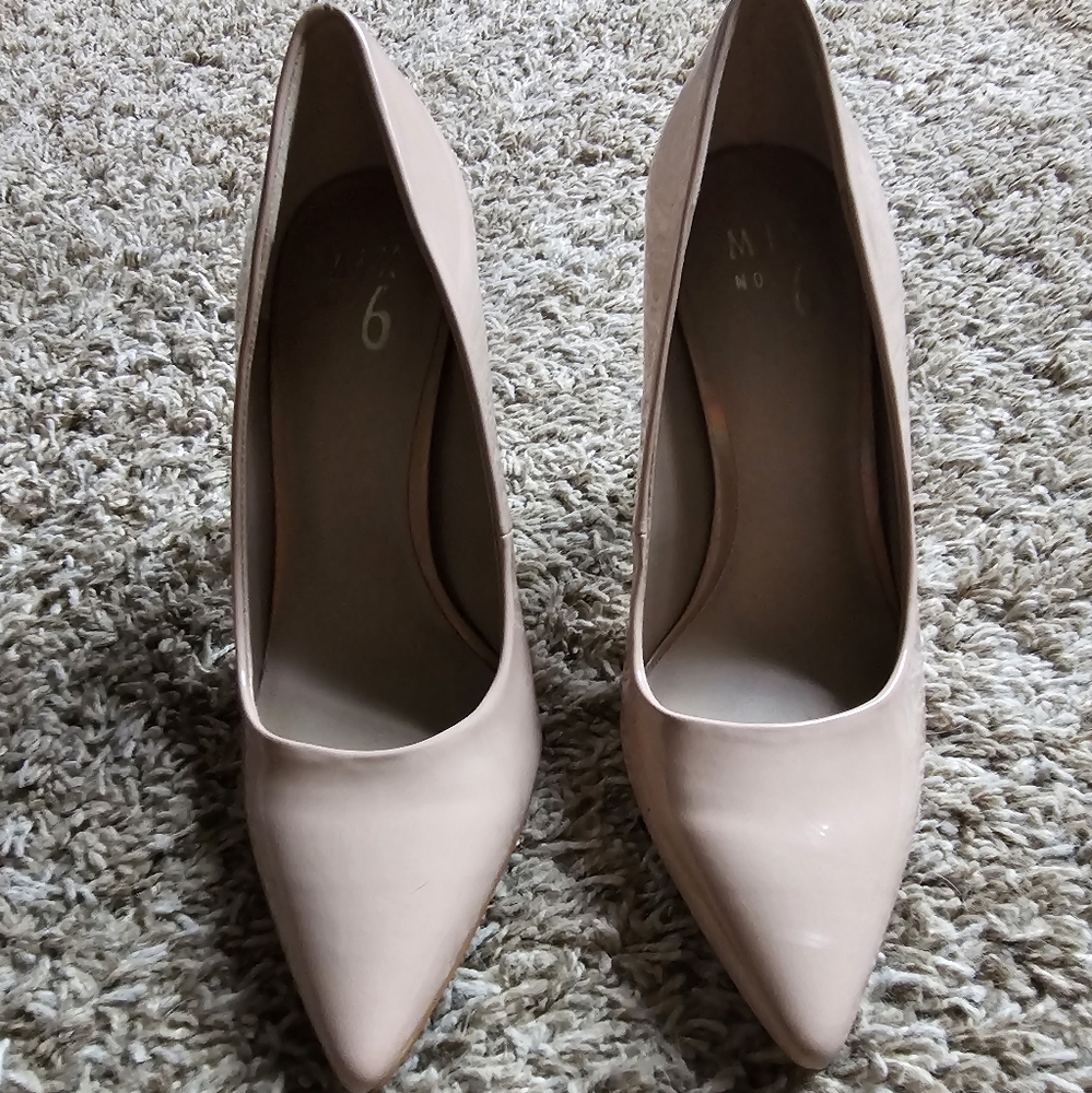 Mix no. 6 size 7 tan pumps